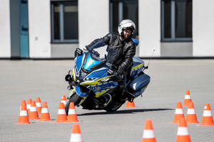 Policjant jadący na motocyklu