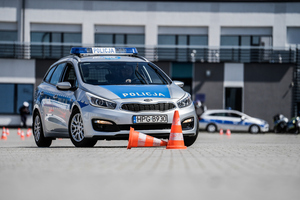 Policyjny radiowóz pomiędzy pachołkami