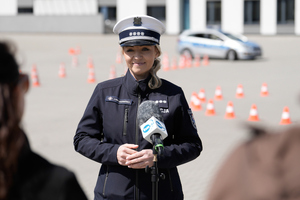 Policjantka udzielająca wywiadu