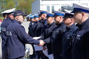 Policjanci ruchu drogowego otrzymują gratulacje od komendanta oraz naczelników