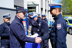 Komendant gratuluje policjantowi wręczając dyplom