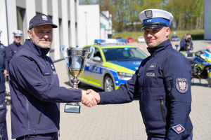 Komendanta gratuluje policjantowi