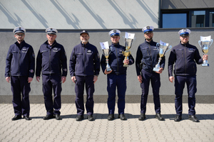 Komendant naczelnicy oraz policjanci z pucharami