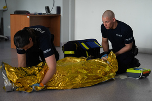 Policjanci wykonujący zadanie na manekinie