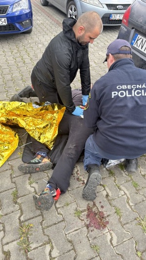 dwóch mezczyzn i trzeci lezacy na plecach