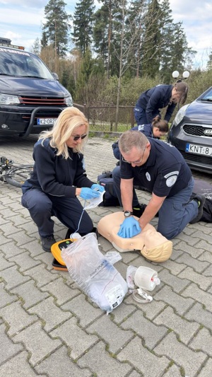 straznik miejsci ze slowacji uciskajacy fantoma obok niego strazniczka ze Słowacji