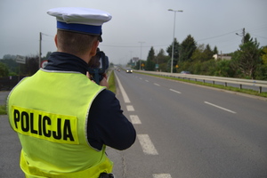 Policjant ruchu drogowego mierzący prędkość pojazdów