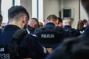 policjanci na odprawie opp