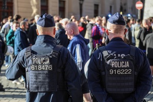 dwóje policjantów w tłumie na rynku