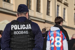 policjant, w tle angielski kibic