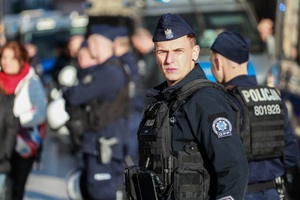 policjanci na rynku w krakowie