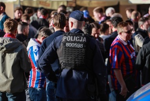 policjant w tłumie kibiców