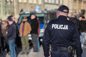 policjant dowodzący na rynku