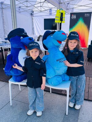 Najmłodsi uczestnicy festiwalu wraz z policyjnymi maskotkami