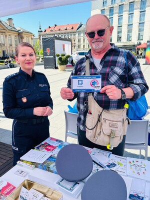 Policjantka i uczestnik festiwalu przy policyjnym stanowisku