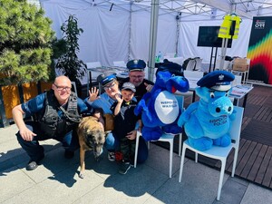 Uczestnicy festiwalu wraz z przewodnikiem i psem policyjnym