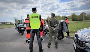 Bezpieczna majówka lekcja bezpieczeństwa policjant strażniczka graniczna oraz uczniowie w trakcie działań