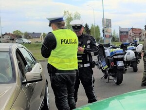 Bezpieczna majówka lekcja bezpieczeństwa policjanci podczas kontroli kierowcy