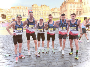 drużyna policjantów bioracych udział w maratonie w Pradze