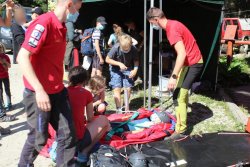Dzieci ćwiczą pierwszą pomoc przy ratownikach GOPR