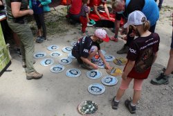 Dzieci przy stoisku babiogórskiego parku układają memory na pamięć
