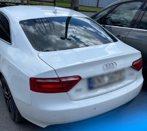 samochód osoboy w kolorze białym