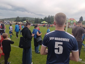 Drużyny sportowe oraz inne osoby na boisku