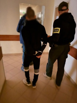 zatrzymany w kajdankach