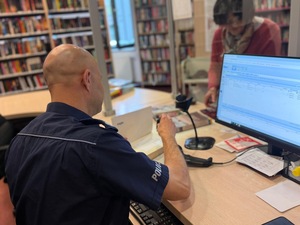 Naczelnik Wydziału Prewencji KPP w Myślenicach w bibliotece wypożycza książki