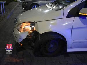 uszkodzony przód samochodu osobowego, którym poruszał się nietrzeźwy kierujący