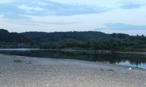 Szerokie koryto rzeki Dunajec i jej kamienny brzeg