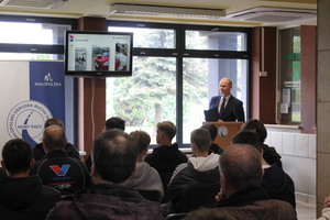 Dyrektor Zaremba przemawia na turnieju motoryzacyjnym