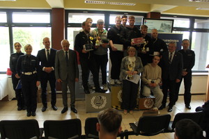 zwycięzcy turnieju motoryzacyjnego wraz z wręczającymi