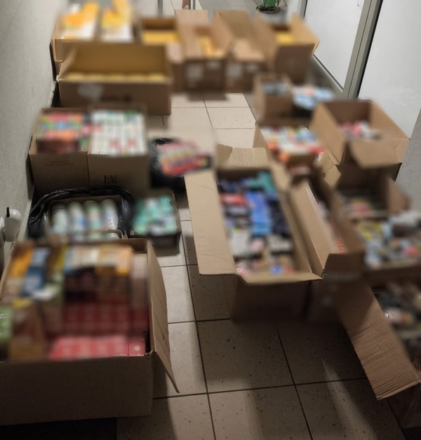 kartonowe pudełka z zawartością produktów bez akcyzy