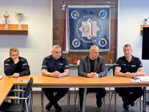 Komendant Powiatowy Policji w Wieliczce oraz kadra kierownicza test dzielnicowego