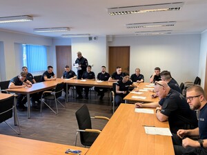 Policjanci OPI w trakcie testu par patrolowych