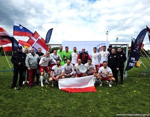reprezentacja polskiej Policji w piłce nożnej z medalam i trofeum