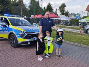Umundurowany policjant i trójka dzieci