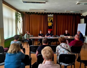 Policjanci oraz pracownicy sanepidu podczas spotkania z seniorami