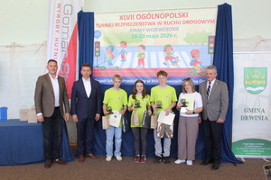 drużyna wraz z wręczającymi