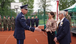 inspektor Maciej Rymar podczas składania gratulacji dyrekcji szkoły