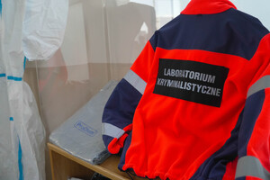 Polar z napisem "Laboratorium Kryminalistyczne"