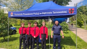 Policjant i młodzieżowa drużyna pożarnicza