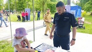policjant na stoisku profilaktycznym