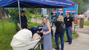 stoisko profilaktyczne policji podczas pikniku
