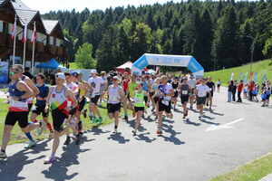 peleton zawodników w trakcie biegu - pierwsze ujęcie