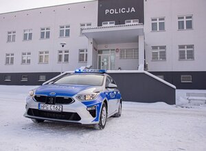 radiowóz na tle komendy