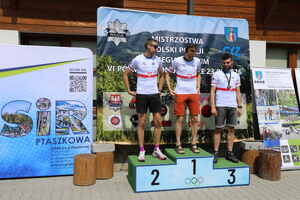 trzech zawodników na podium