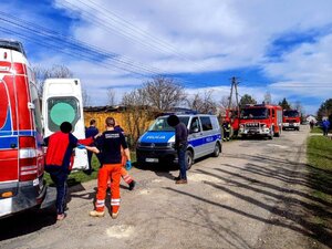 karetka pogotowia i radiowóz policyjny stojące jeden za drugim