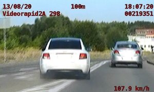 Screen z policyjnego rejestratora na którym widać dwa samochody